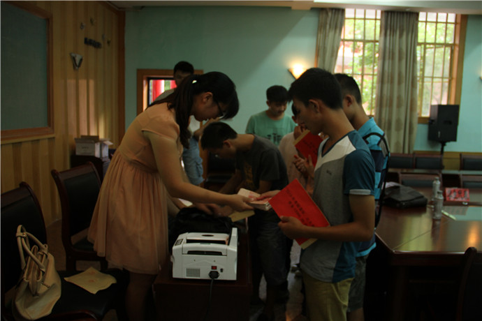 向学生发放助学金IMG_0172.jpg